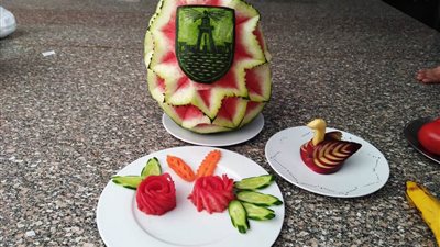 طلاب جامعة الإسكندرية يبدعون في نحت الفواكهة والخضراوت على شكل مجسمات (صور)