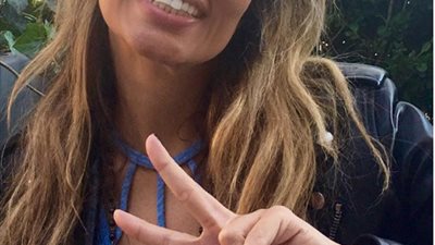 زينة عاشور زوجة عمرو دياب تظهر مع سلمى حايك (صورة)