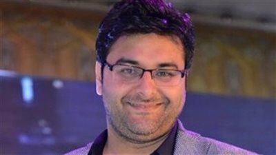 بعد حبسه للتعدي على ضابط.. شقيق وليد منصور يتسلم جائزة “نجم العرب” نيابةً عنه (فيديو)