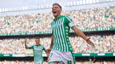 خواكين يدخل تاريخ الدوري الإسباني كأكبر لاعب يسجل هاتريك (فيديو)