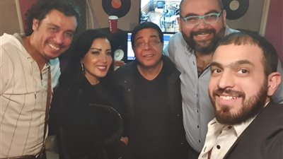 راؤول ينتهي من أغاني مسرحية “يا تصيب يا تخيب” لأحمد آدم وسمية الخشاب (صور)