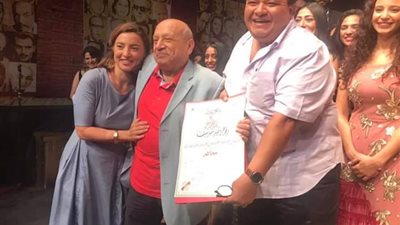 شاهد.. لحظات مؤثرة بآخر تكريم للمخرج سمير سيف (صور)