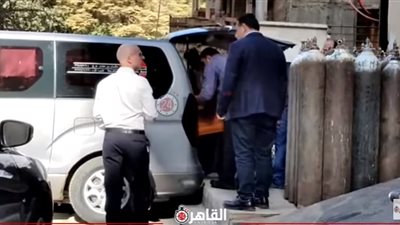 شاهد.. لحظة خروج جثمان المخرج سمير سيف من المستشفى (فيديو)