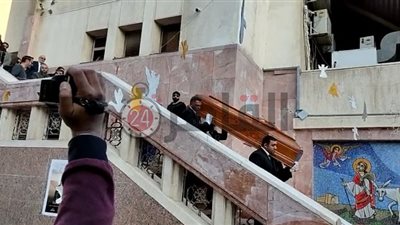 شاهد.. لحظة خروج جثمان سمير سيف من كنيسة العذراء مريم لمقابر العائلة (فيديو)