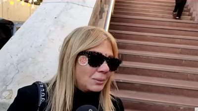 ندى بسيوني في جنازة سمير سيف: “اخد حتة من روحنا وقلبنا معاه” (فيديو)