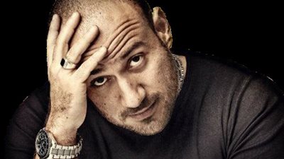 الكاتب الساخر وجيه صبري يدّعي سرقة أحمد مكي لأفكاره (تفاصيل)