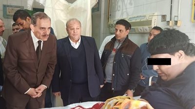 وزنة أكثر من 300 كيلو.. نقل شخص يعيش بمنزل آيل للسقوط في كفر الشيخ للمستشفى (صور)