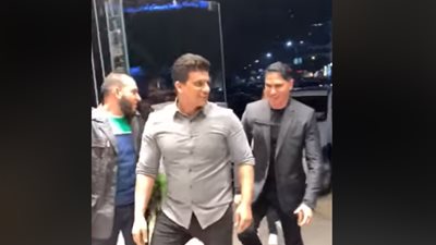 شاهد.. أحمد أبو هشيمة داخل صالون حلاقة إبراهيم الصغير (فيديو)