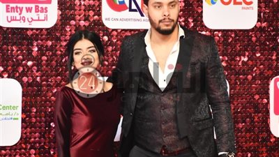 أول ظهور لليوتيوبر أحمد حسن وزينب بعد مغادرتهما مصر في حفل تكريم الأفضل 2019 (صور)