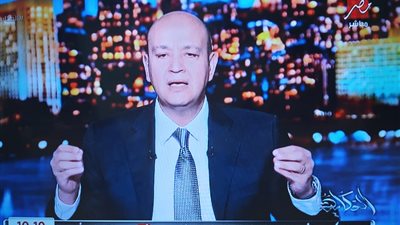 “كان مخلص وعمره ما غاب”.. بكاء عمرو أديب خلال نعيه مخرج برنامجه شريف السقا (فيديو)