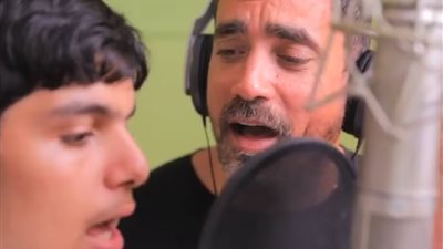 أمير كرارة يشارك المُتعافي من الإعاقة “أحمد الشيخ” في غناء النشيد الوطني (فيديو)