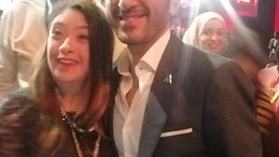 أحمد حلمي يحتضن رحمة خالد مذيعة dmc في منتدى شباب العالم (صور)