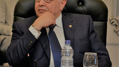 محافظ البحر الأحمر يستجيب لنداء مواطن وينقذ طفله الرضيع