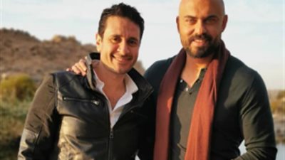 وصلة غناء بين أحمد صلاح حسني وكريم العمري خلال كواليس تصوير “ختم النمر” (فيديو)