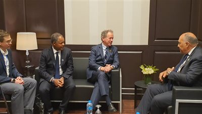 وزير الخارجية يلتقي المدير التنفيذي لبرنامج الغذاء العالمي على هامش منتدى الشباب 
