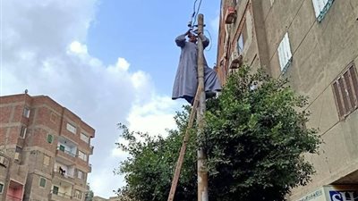 الأمطار تتسبب في كارثة بالقناطر.. وإصلاح أعمدة الإنارة قبل سقوطها على المنازل (صور)