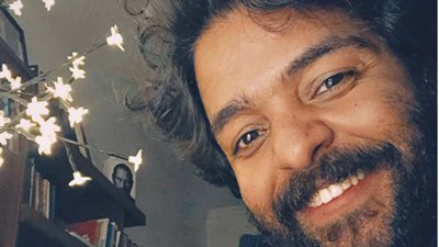 الشاعر عمرو حسن يلخص 2019 بطريقة كوميدية في قصيدة (صورة)