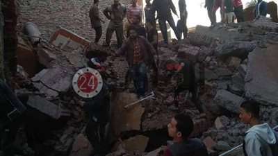 الاستعانة بـ”كلاب بوليسية” للبحث عن ضحايا أسفل أنقاض عقار الشرقية المنهار