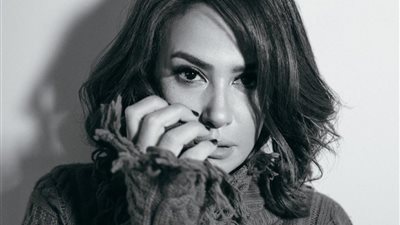 بمناسبة اليوم العالمي للغة العربية.. هند صبري في جلسة تصوير جديدة بالعجلة (صور)