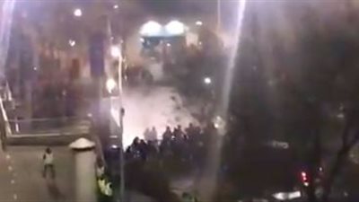 محاولات لاقتحام ملعب “كامب نو” وتدخل قوات الأمن (فيديو)