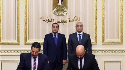 توقيع 3 مذكرات تفاهم مع 4 شركات عالمية لإدارة وتسويق مباني مدينة العلمين (صور)