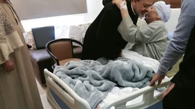 شيخ الأزهر يحرص على زيارة خاله بعد إجرائه عملية جراحية (صورة)