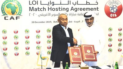 رسميًا.. أحمد أحمد يوقع اتفاقية استضافة قطر بطولة كأس السوبر الإفريقي (فيديو)