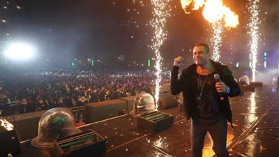 عمرو دياب يقدم توزيعًا جديدًا لأغنية “يوم تلات” بمهرجان ميدل بيست بموسم الرياض (فيديو)