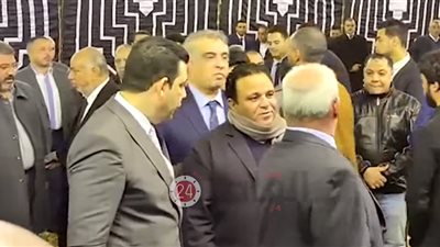 شاهد ..أول ظهور لمحمد فؤاد بعد وعكته الصحية في عزاء شقيقة مرتضى منصور (فيديو)