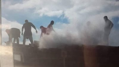 اشتعال النيران بسيارة محملة بزيت التموين على الطريق الدولي الساحلي بكفر الشيخ