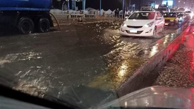 غرق كورنيش الإسكندرية بمياه البحر بسبب شدة الرياح (صور)