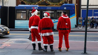 رجل إطفاء يتنكر في زي “سانتا كلوز” لنشر البسمة بين الأطفال في أعياد الميلاد (فيديو)