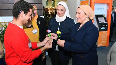 انتصار السيسي: “الحرف اليدوية لذوي القدرات الخاصة شريك نجاح معرض ديارنا”