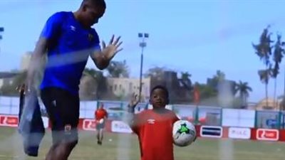 شاهد.. نجل جونيور أجايي يداعب الكرة في مران الأهلي (فيديو)