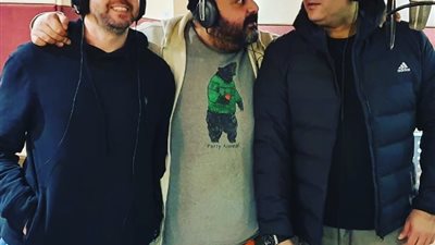 أكرم حسني وشيكو وهشام ماجد يسجلون أغاني “عطل فني” قبل عرضها بالرياض (صورة)