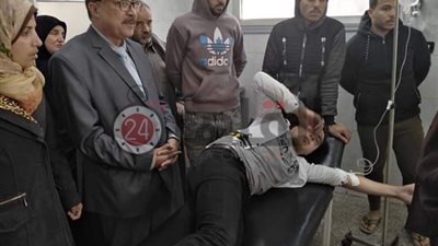 مسئول بالتعليم يطمئن على الحالة الصحية للطالب المطعون في مدرسة بالدقهلية (صور)