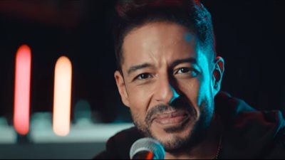 محمد حماقي يطلق “تعرف بحبك ليه” احتفالًا برأس السنة (فيديو)