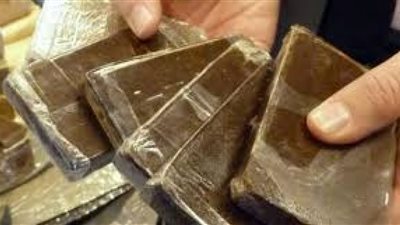 قبل الترويج بالكريسماس.. ضبط عاطل بحوزته ربع كيلو حشيش وسلاح ناري