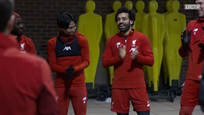 محمد صلاح يغني “أبو الفصاد” في عيد ميلاد مدرب ليفربول (فيديو)