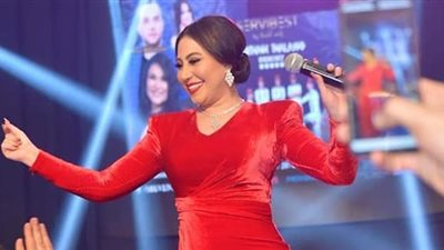 نجلاء الشهيرة بكليب “الحصان” تشارك المطربة بوسي حفلها في تونس (صور)