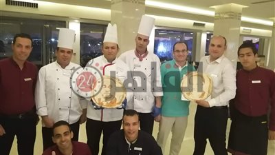 شيف بالغردقة يستقبل “أحمد أحمد” ببيتزا تحمل صورته (صور)