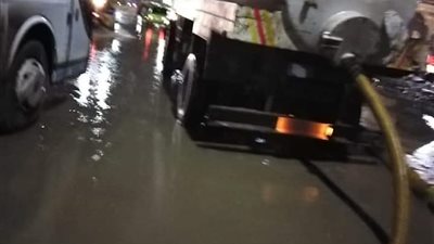 بدء إزالة مياه الأمطار من شوارع مراكز محافظة البحيرة (صور)