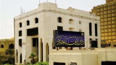 هل يجوز إخراج الزكاة والصدقات لصالح مؤسسات خيرية؟.. دار الإفتاء تجيب