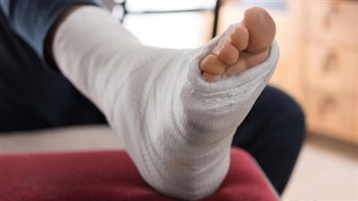 تركه والداه.. جدة تحطم عظام حفيدها صاحب العامين وتتركه في المستشفى بحالة حرجة