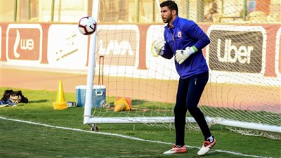 بعد تردد أنباء عن عدم حضوره.. شريف إكرمي يدافع عن محمد صلاح (تغريدة)