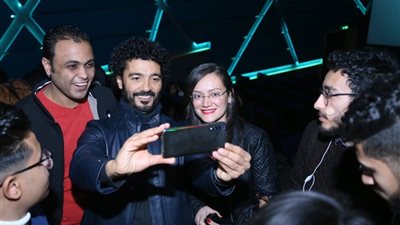 خالد النبوي يواصل مشاهدة “يوم وليلة” مع الجمهور لليوم الثاني (صور)