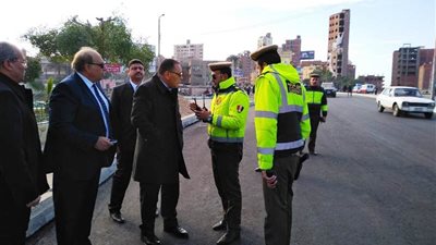 إزالة الحواجز الحديدية تمهيدًا لافتتاح كوبري “الجامعة” بشرويدة في الشرقية (صور)