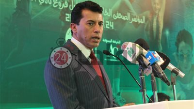 وزير الرياضة يشهد مباراة أساطير كرة القدم بسفح الأهرامات.. تعرف على المشاركين