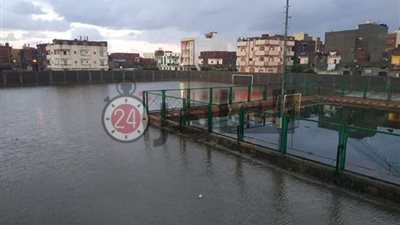 مياه الأمطار تحاصر قرى بلطيم بكفر الشيخ.. والأهالي: “مش عارفين نروح شغلنا” (صور)