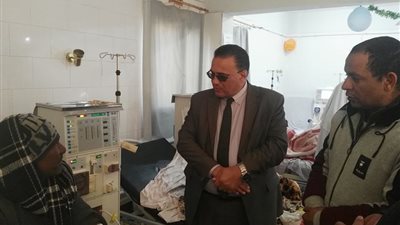 وكيل صحة قنا يحتفل بالعام الجديد مع مرضى الفشل الكلوي بالوقف (صور)